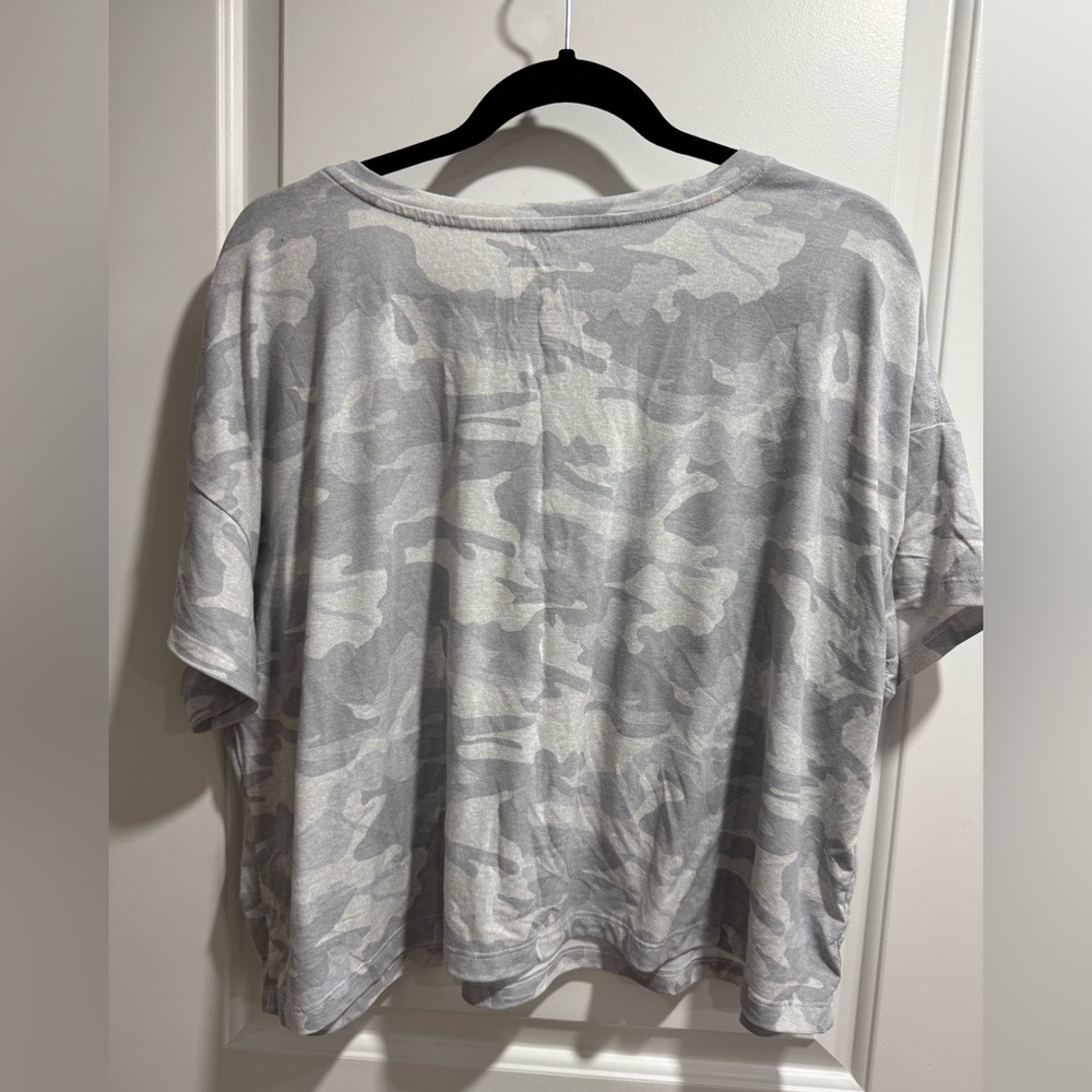 cropped camo workout tee - Picture 2 of 4